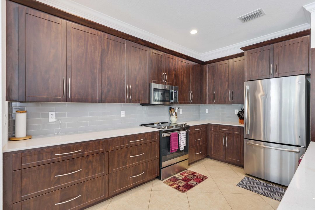 合同活跃: $685,000 (6 贝兹, 4 浴室, 3338 平方英尺)