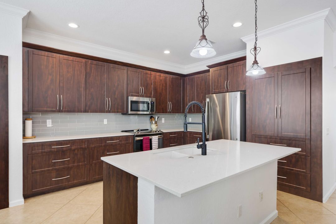 合同活跃: $685,000 (6 贝兹, 4 浴室, 3338 平方英尺)