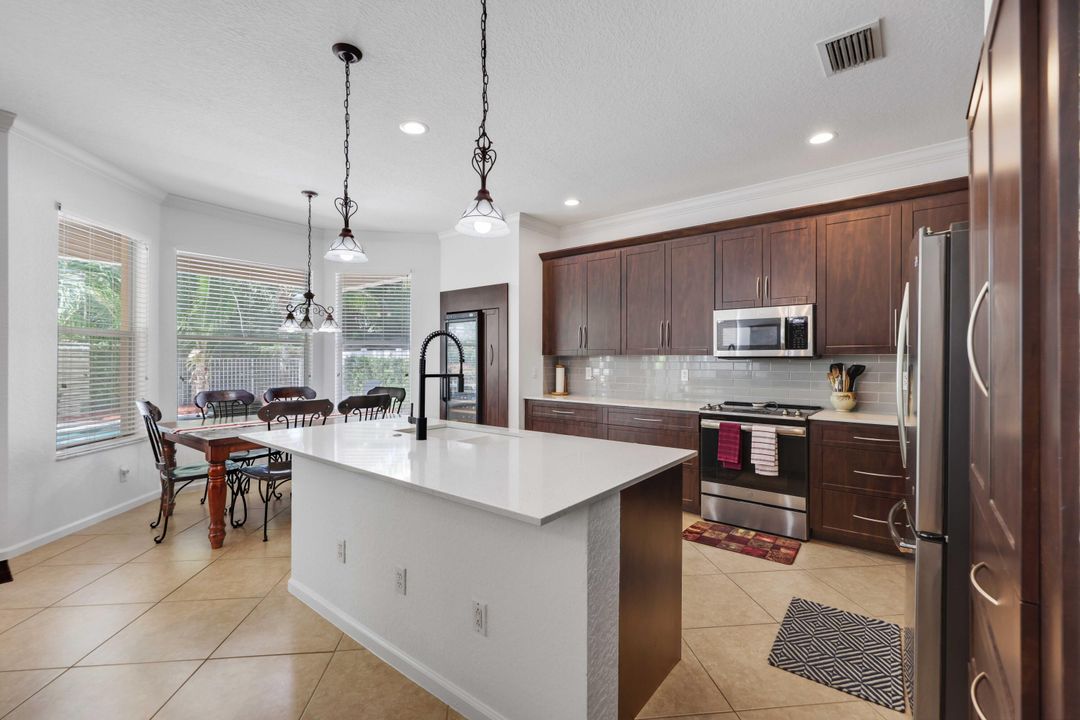 合同活跃: $685,000 (6 贝兹, 4 浴室, 3338 平方英尺)