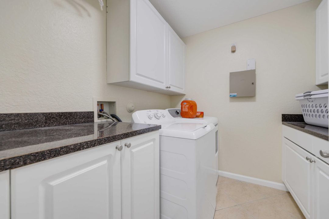 合同活跃: $685,000 (6 贝兹, 4 浴室, 3338 平方英尺)