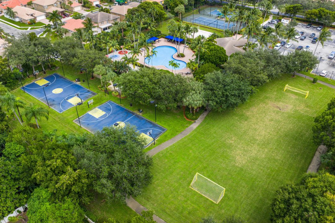 合同活跃: $685,000 (6 贝兹, 4 浴室, 3338 平方英尺)