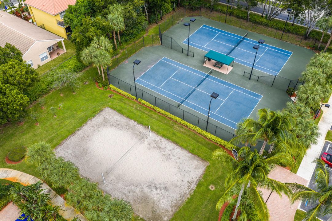 合同活跃: $685,000 (6 贝兹, 4 浴室, 3338 平方英尺)