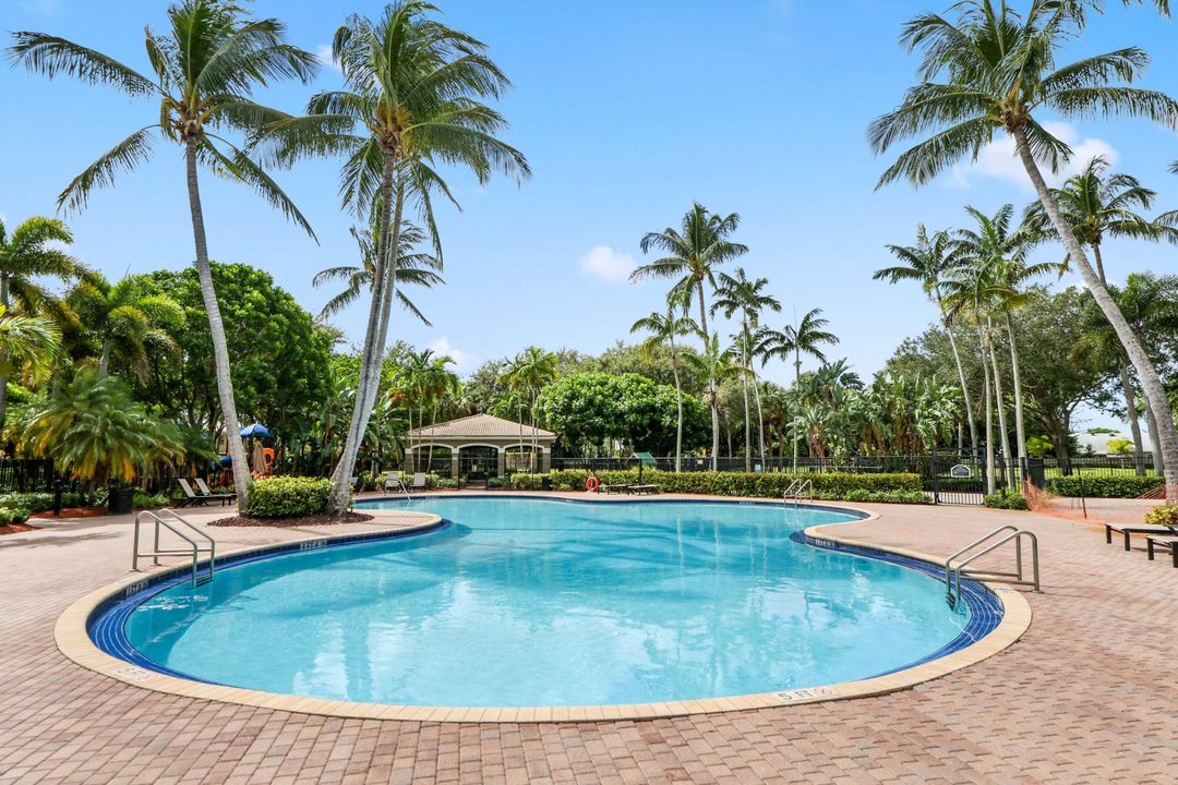 合同活跃: $685,000 (6 贝兹, 4 浴室, 3338 平方英尺)