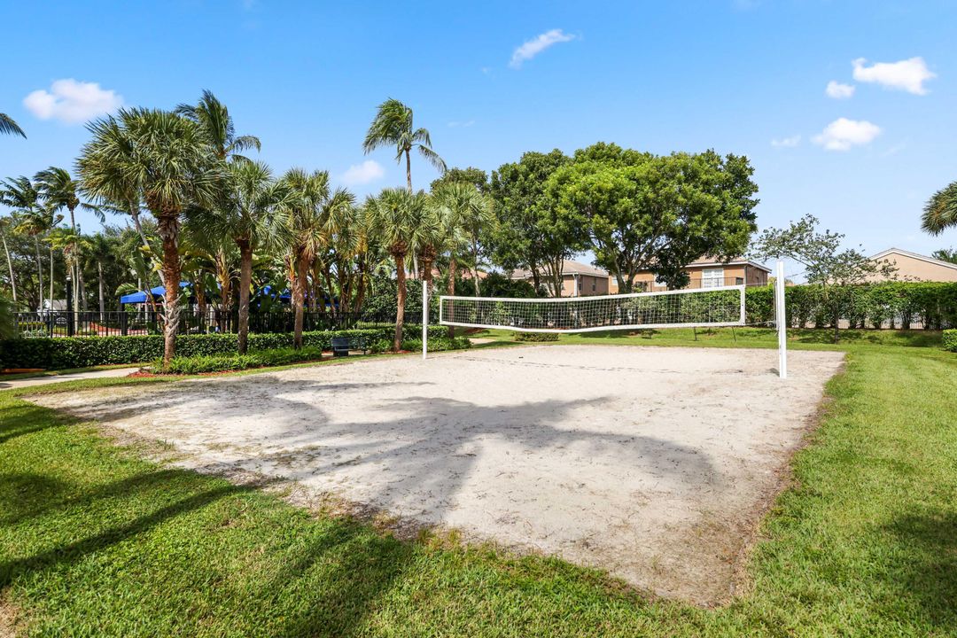 合同活跃: $685,000 (6 贝兹, 4 浴室, 3338 平方英尺)