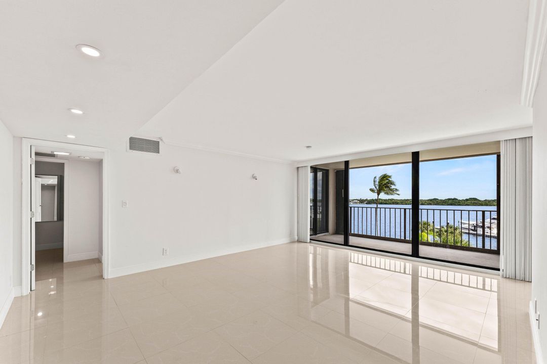 For Sale: $575,000 (2 beds, 2 baths, 1422 Square Feet)