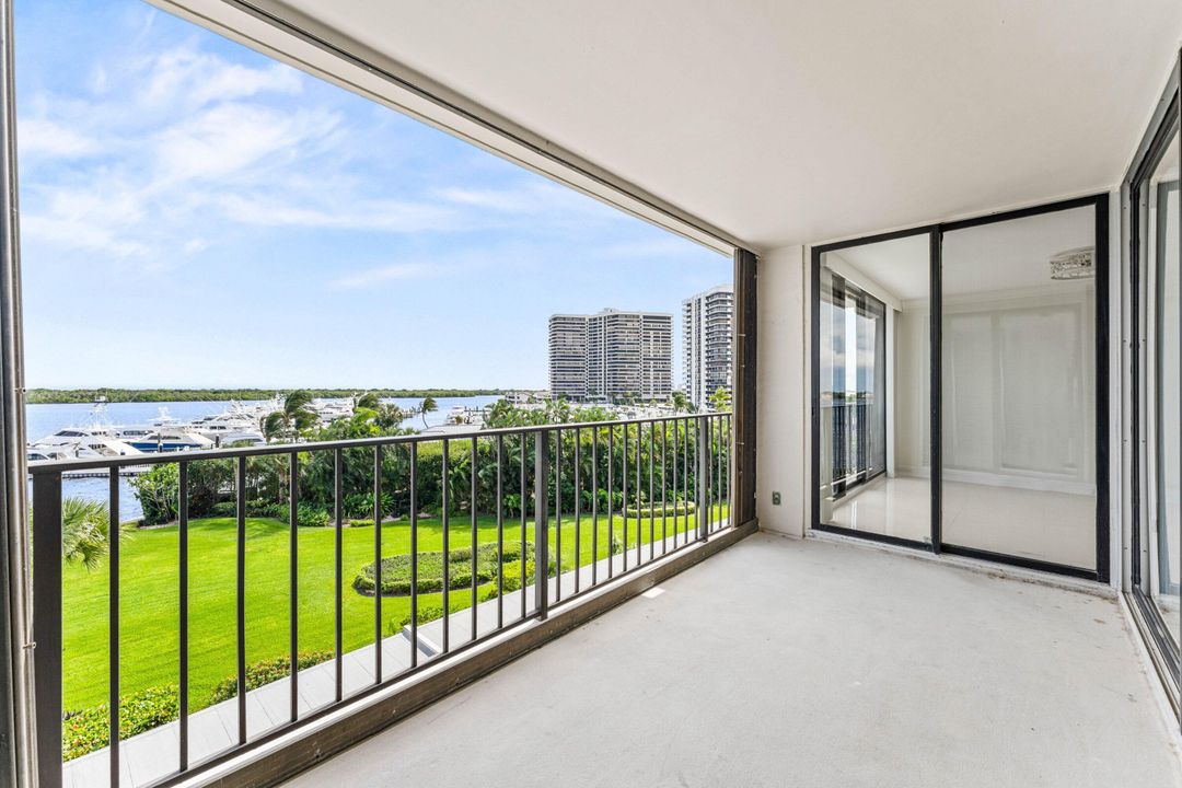 For Sale: $575,000 (2 beds, 2 baths, 1422 Square Feet)