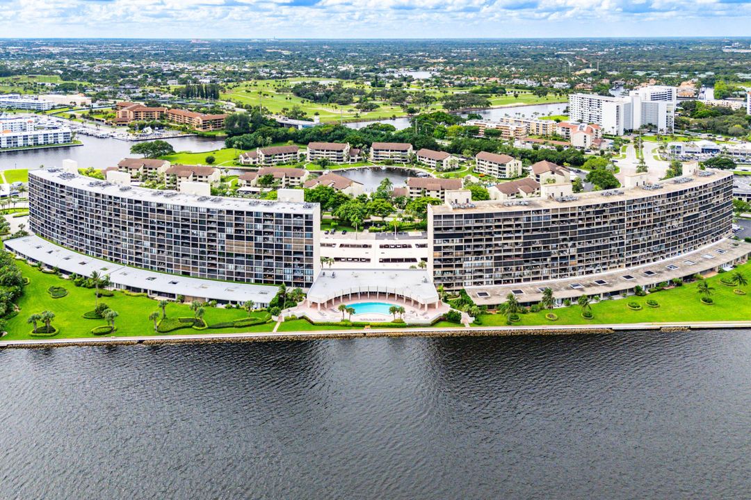 For Sale: $575,000 (2 beds, 2 baths, 1422 Square Feet)