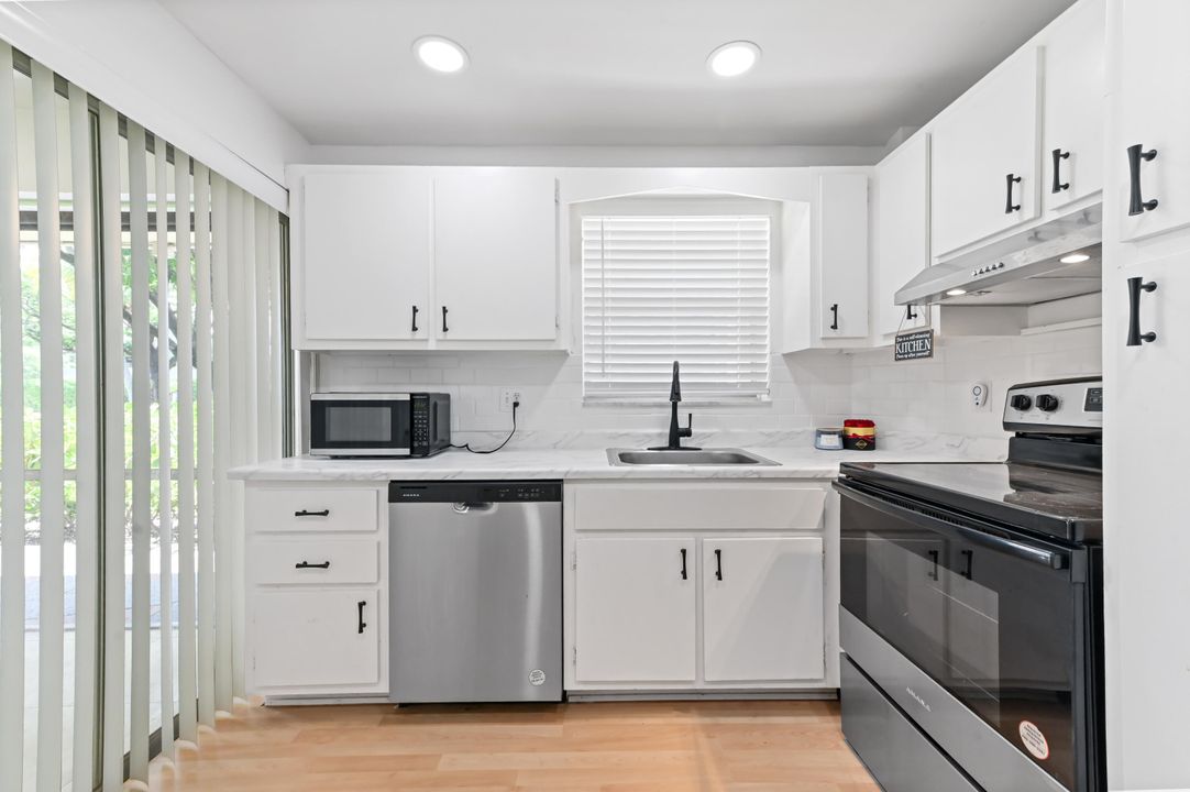 出租: $2,000 (2 贝兹, 1 浴室, 941 平方英尺)