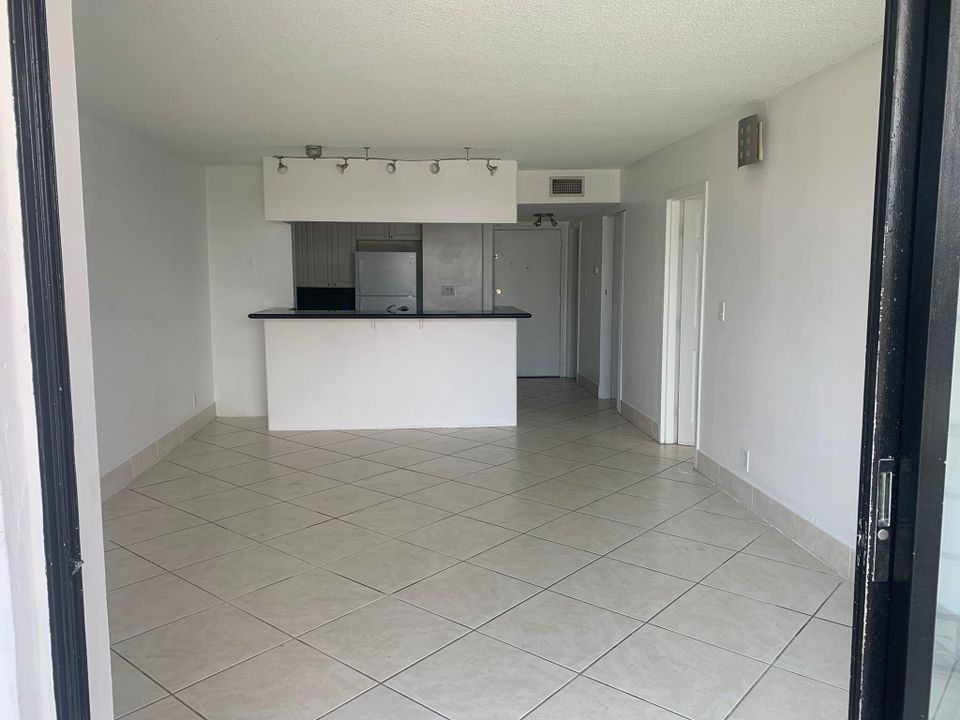 Activo con contrato: $1,745 (1 camas, 1 baños, 803 Pies cuadrados)