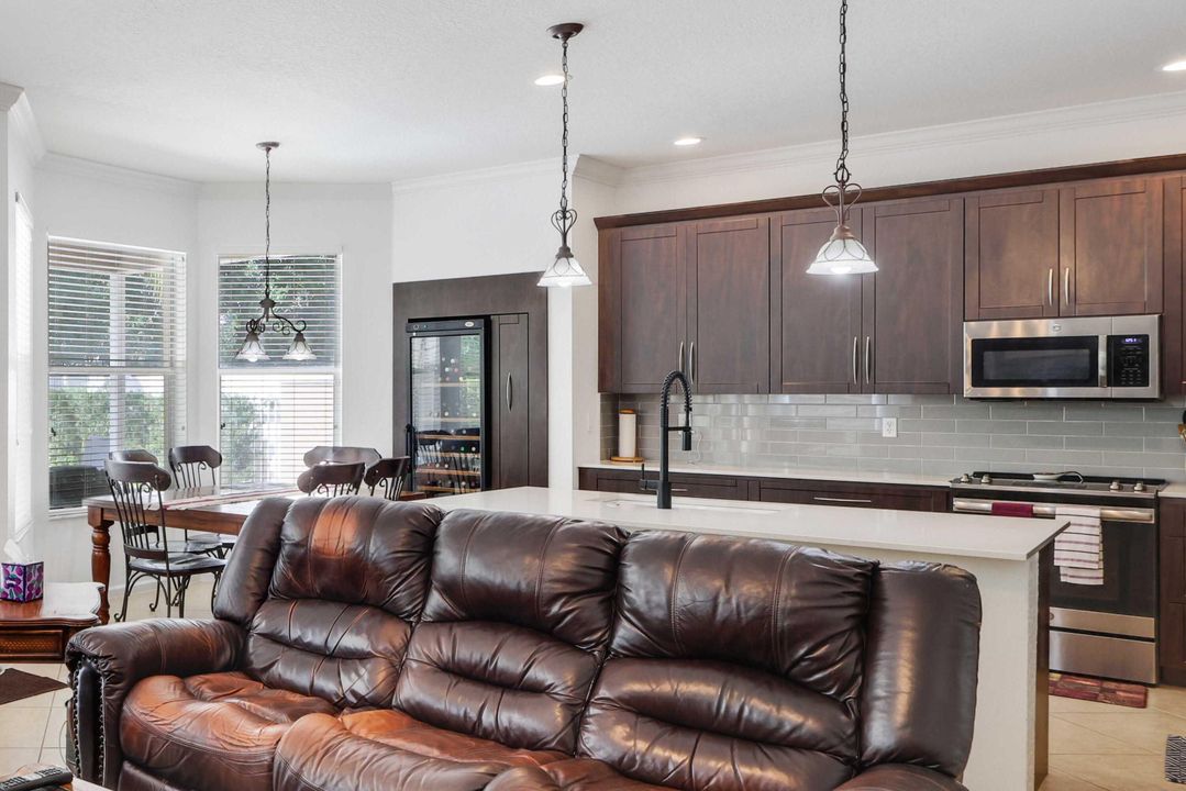 合同活跃: $685,000 (6 贝兹, 4 浴室, 3338 平方英尺)