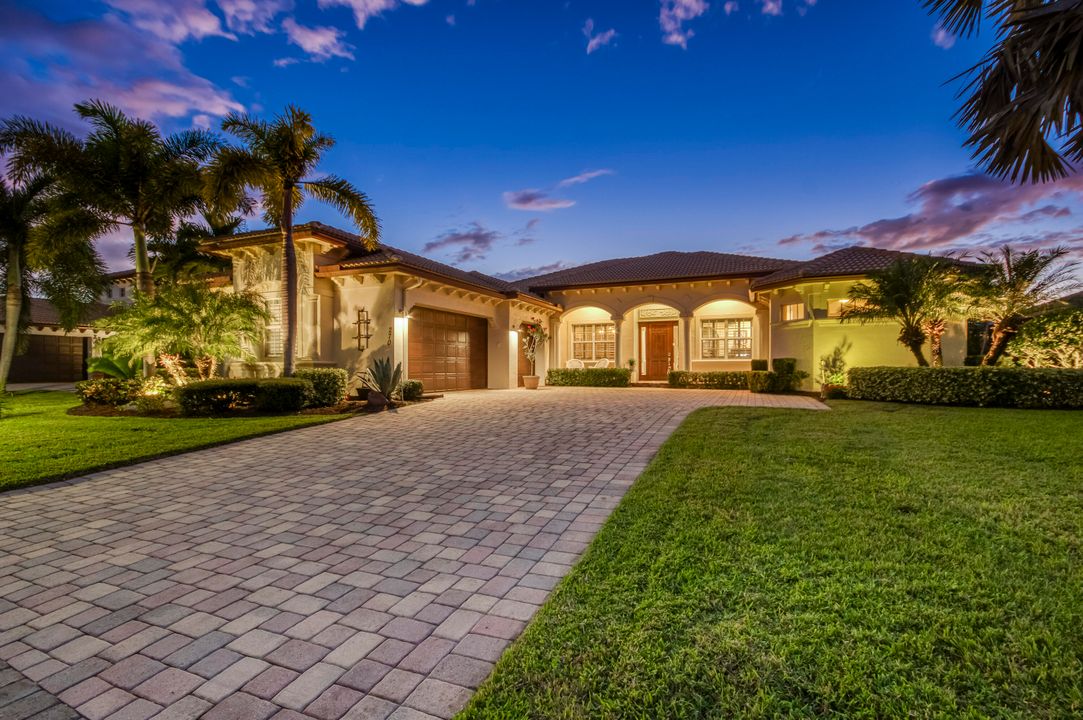 合同活跃: $1,655,000 (4 贝兹, 3 浴室, 3046 平方英尺)