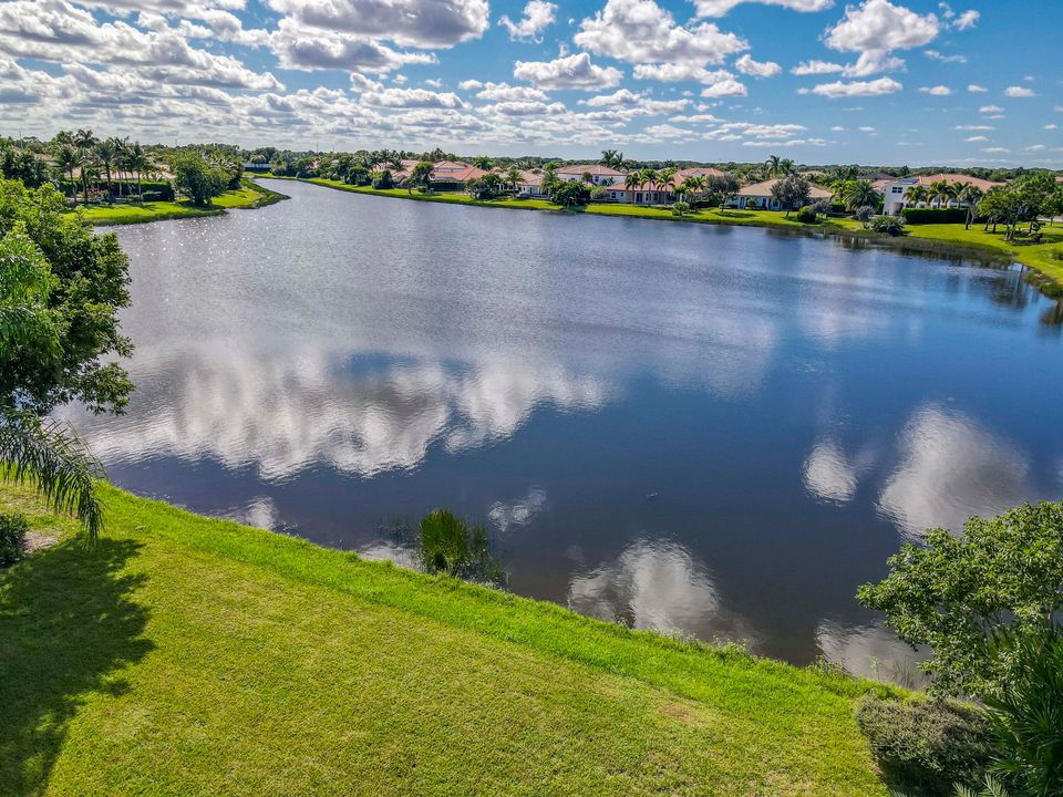 合同活跃: $1,655,000 (4 贝兹, 3 浴室, 3046 平方英尺)