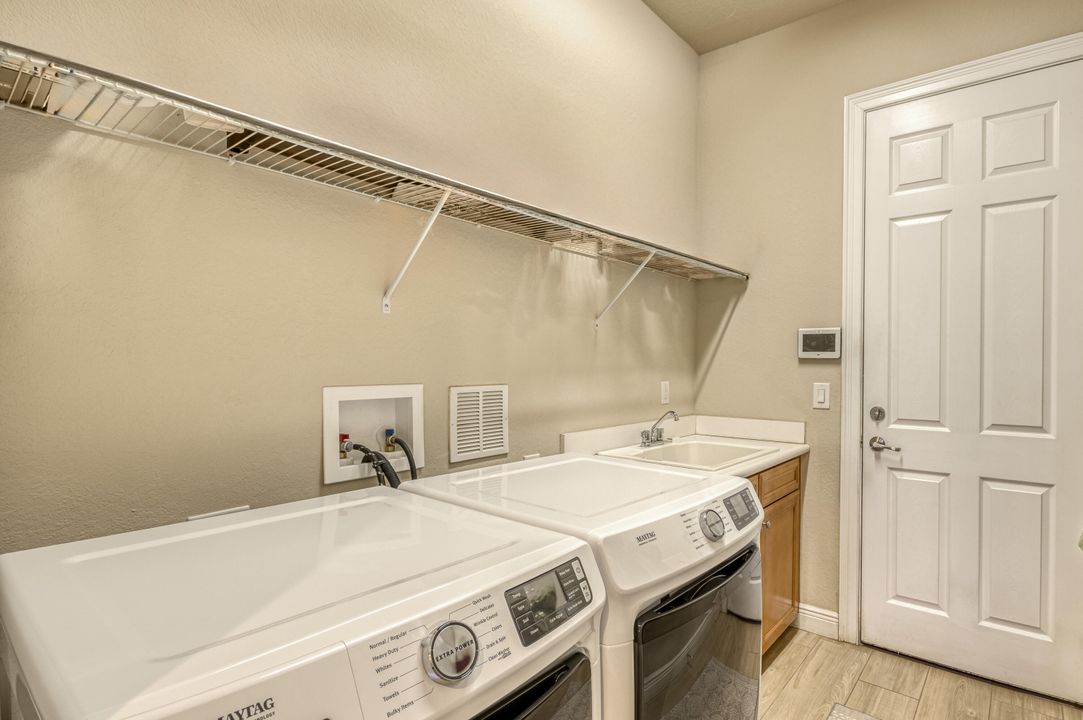 合同活跃: $1,655,000 (4 贝兹, 3 浴室, 3046 平方英尺)