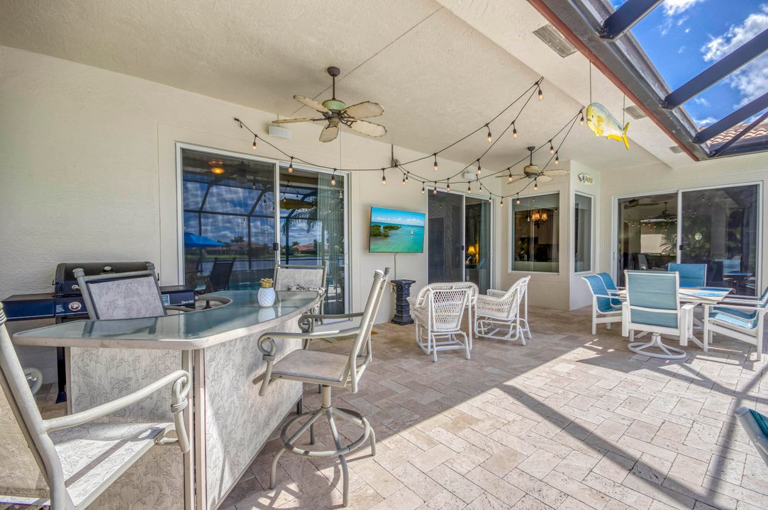 合同活跃: $1,655,000 (4 贝兹, 3 浴室, 3046 平方英尺)