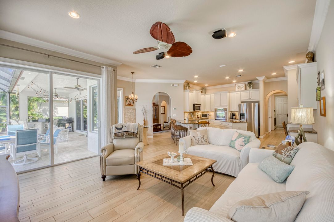 合同活跃: $1,655,000 (4 贝兹, 3 浴室, 3046 平方英尺)