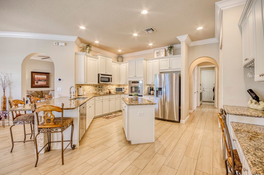 合同活跃: $1,655,000 (4 贝兹, 3 浴室, 3046 平方英尺)