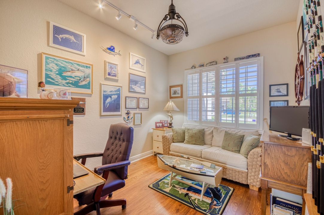 合同活跃: $1,655,000 (4 贝兹, 3 浴室, 3046 平方英尺)