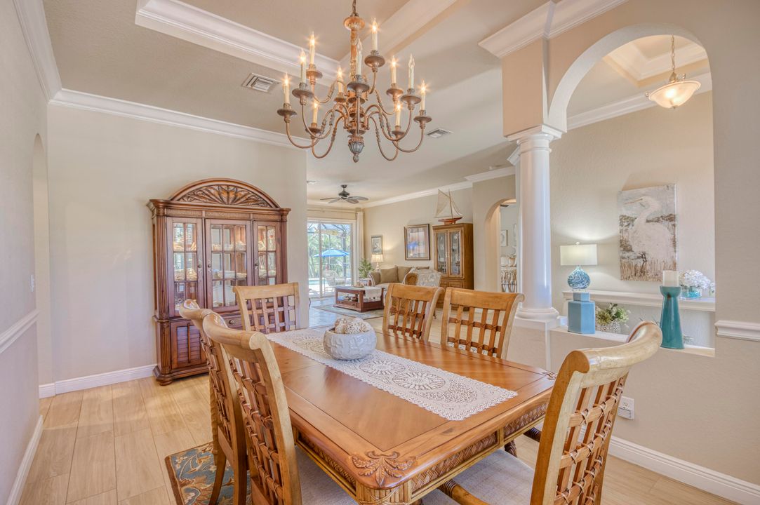 合同活跃: $1,655,000 (4 贝兹, 3 浴室, 3046 平方英尺)