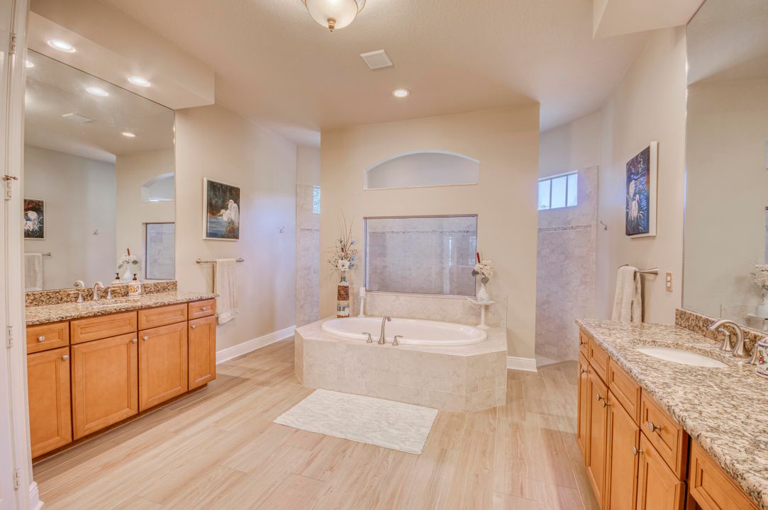 合同活跃: $1,655,000 (4 贝兹, 3 浴室, 3046 平方英尺)