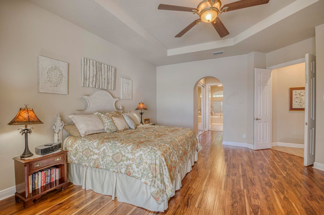 合同活跃: $1,655,000 (4 贝兹, 3 浴室, 3046 平方英尺)