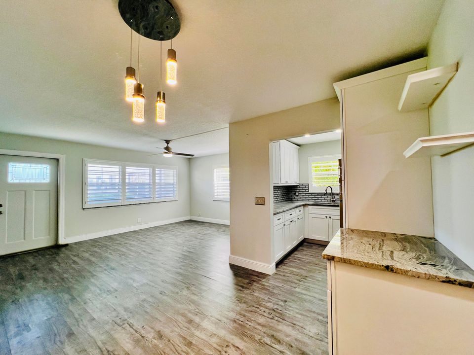 For Sale: $99,000 (1 beds, 1 baths, 684 Square Feet)