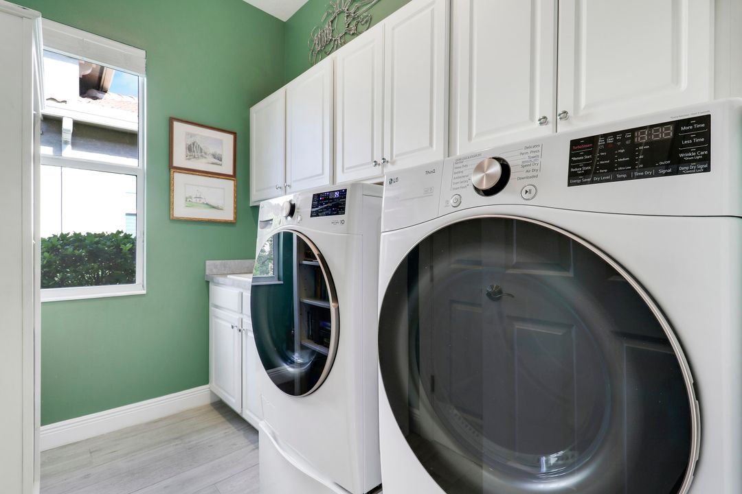 For Sale: $449,900 (2 beds, 2 baths, 1834 Square Feet)