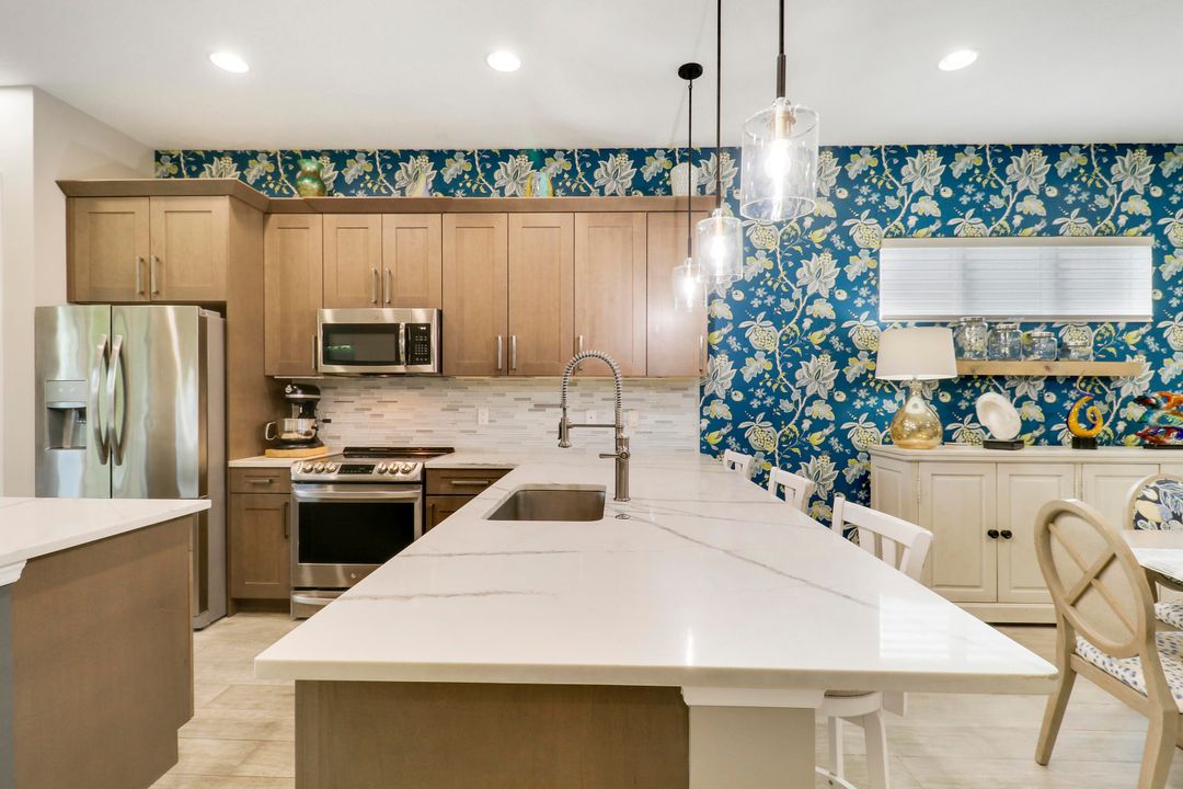 For Sale: $449,900 (2 beds, 2 baths, 1834 Square Feet)