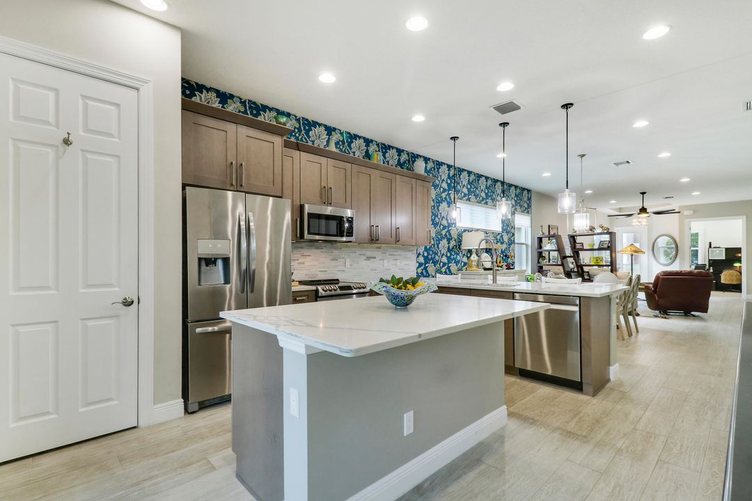 For Sale: $449,900 (2 beds, 2 baths, 1834 Square Feet)