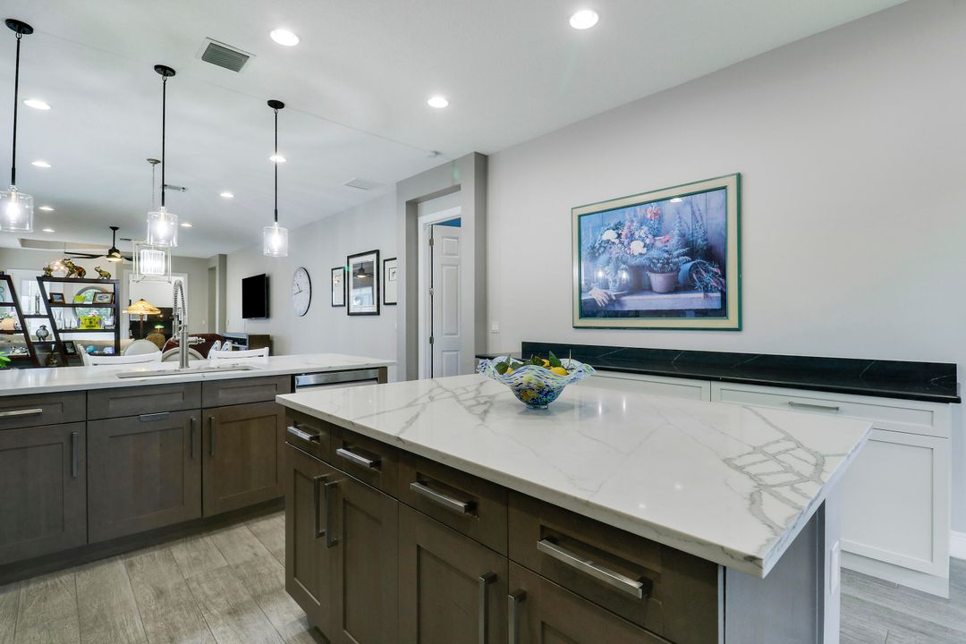 For Sale: $449,900 (2 beds, 2 baths, 1834 Square Feet)