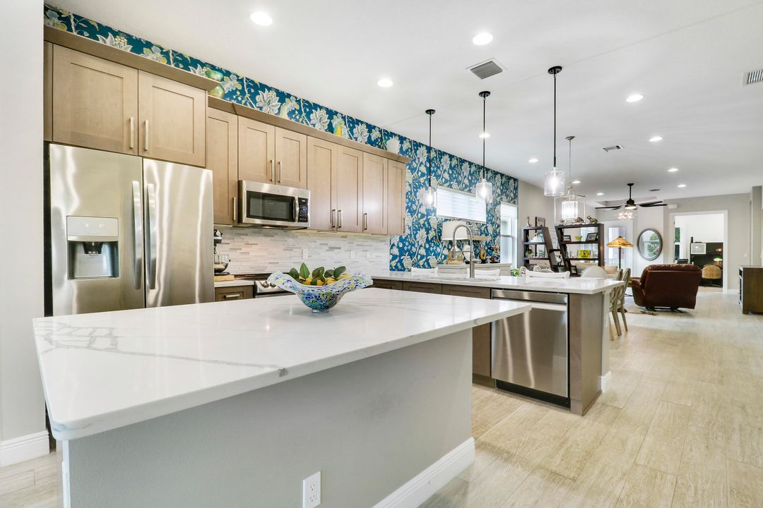 For Sale: $449,900 (2 beds, 2 baths, 1834 Square Feet)