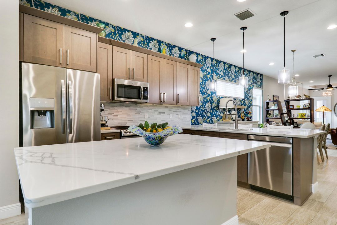 For Sale: $449,900 (2 beds, 2 baths, 1834 Square Feet)