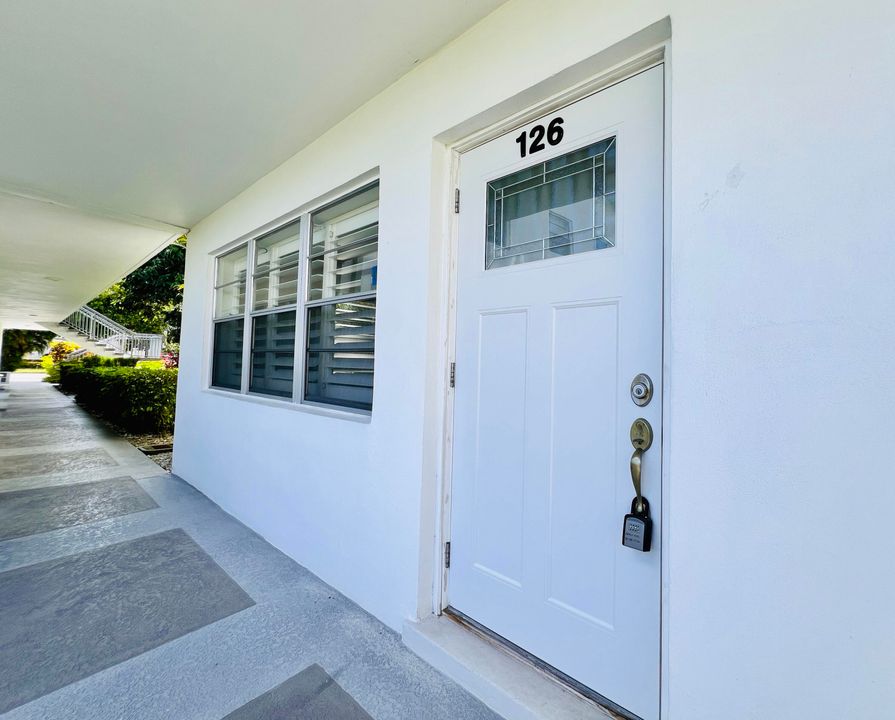 For Sale: $99,000 (1 beds, 1 baths, 684 Square Feet)