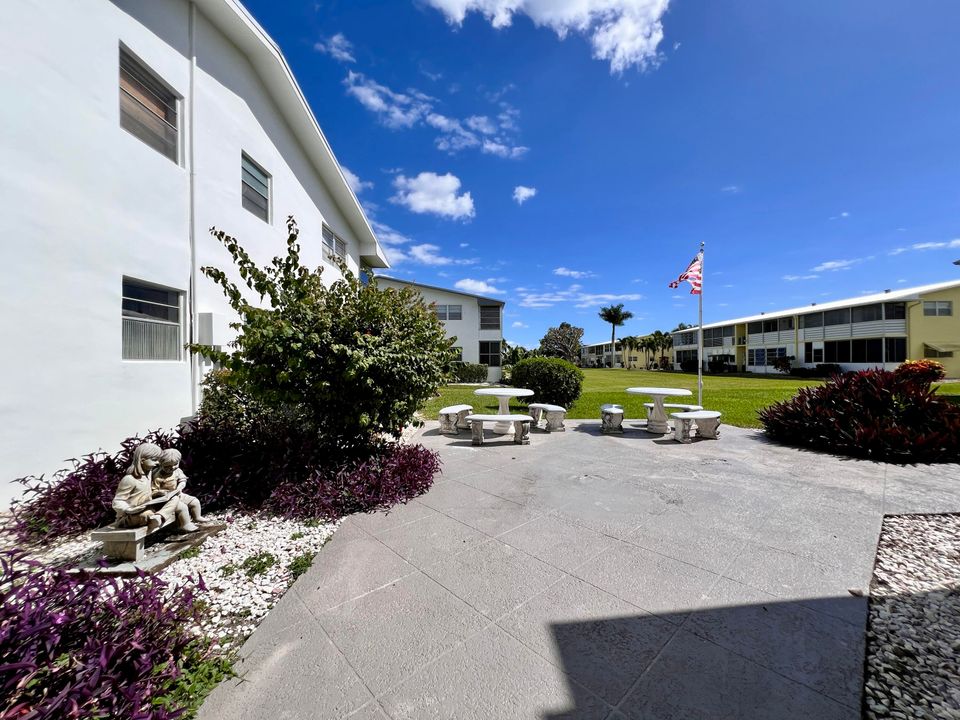 For Sale: $99,000 (1 beds, 1 baths, 684 Square Feet)