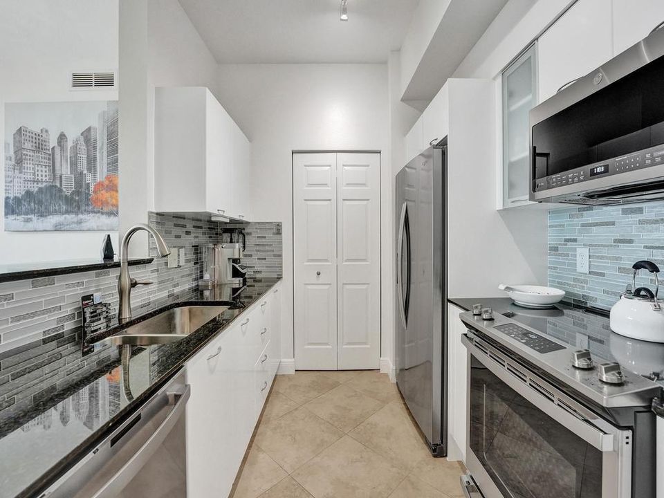 For Sale: $750,000 (2 beds, 2 baths, 1206 Square Feet)