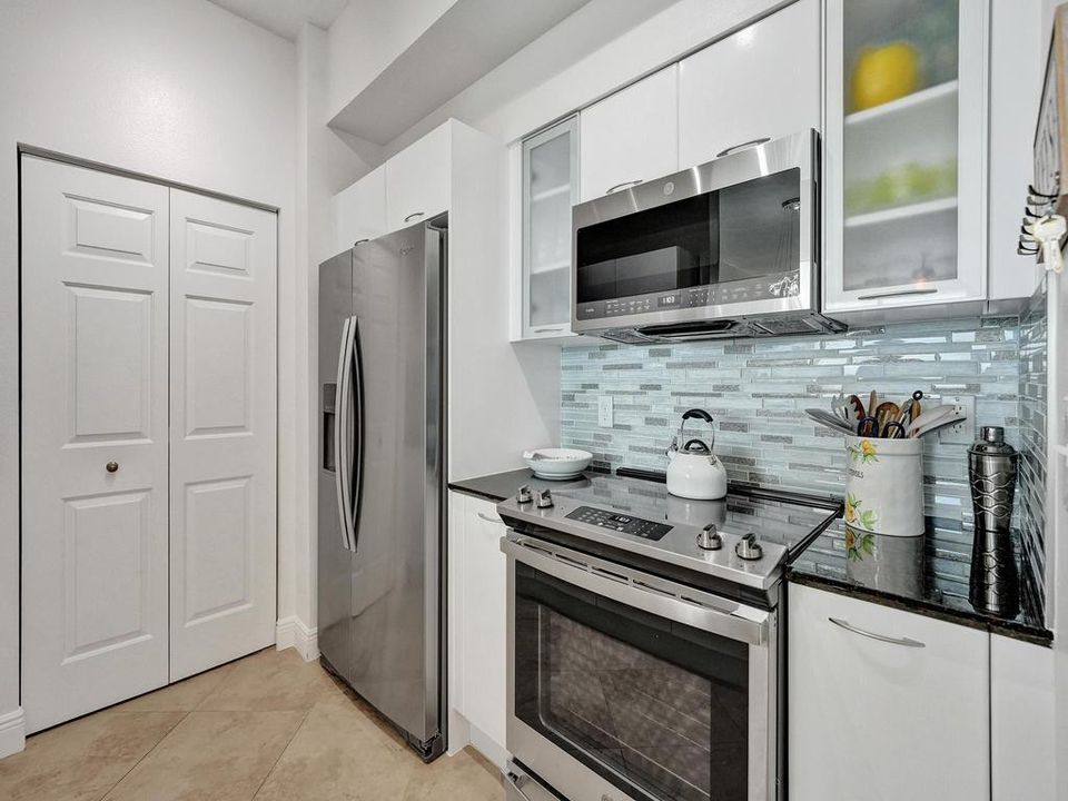 For Sale: $750,000 (2 beds, 2 baths, 1206 Square Feet)