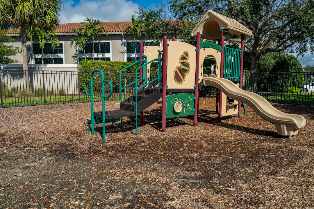 For Sale: $449,900 (2 beds, 2 baths, 1834 Square Feet)