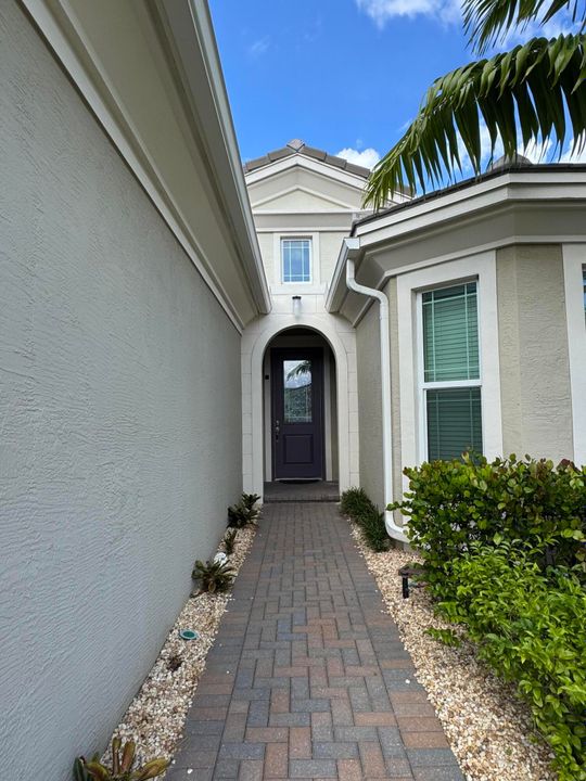 For Sale: $549,900 (3 beds, 2 baths, 1913 Square Feet)