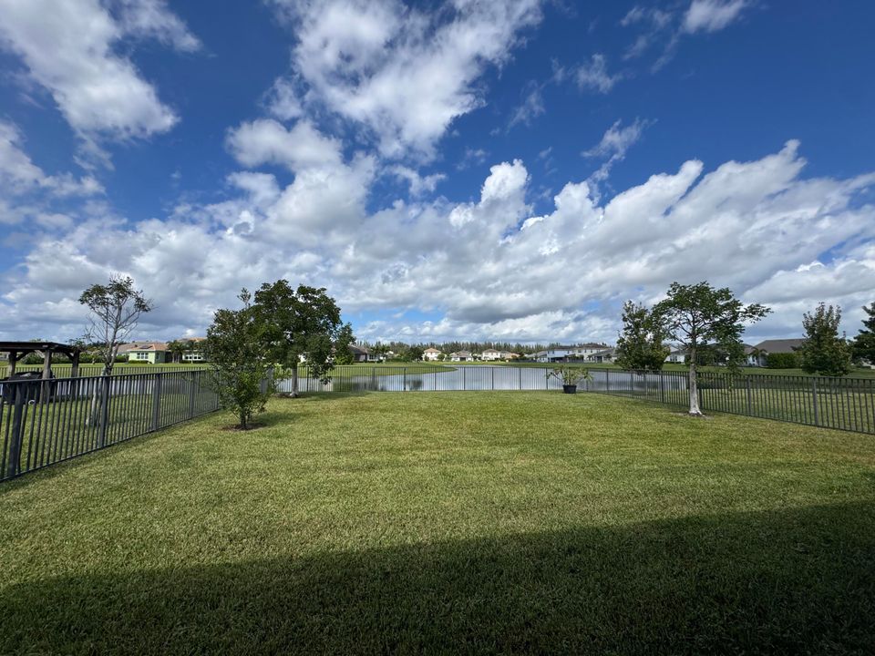 For Sale: $549,900 (3 beds, 2 baths, 1913 Square Feet)