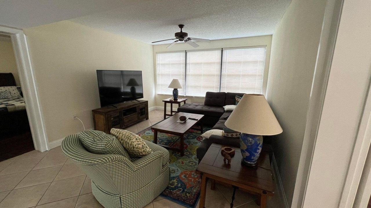 For Sale: $285,000 (2 beds, 2 baths, 1385 Square Feet)