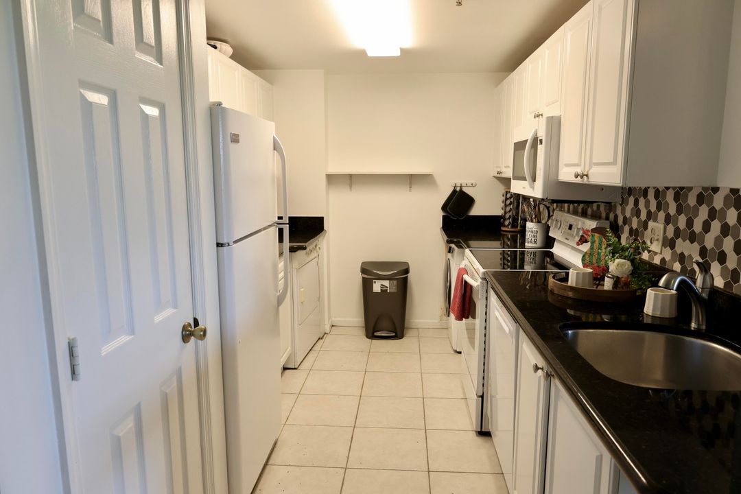 Под контрактом: $6,000 (3 спален, 2 ванн, 1200 Квадратных фут)