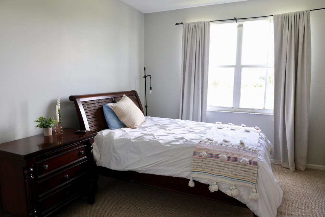 Под контрактом: $6,000 (3 спален, 2 ванн, 1200 Квадратных фут)