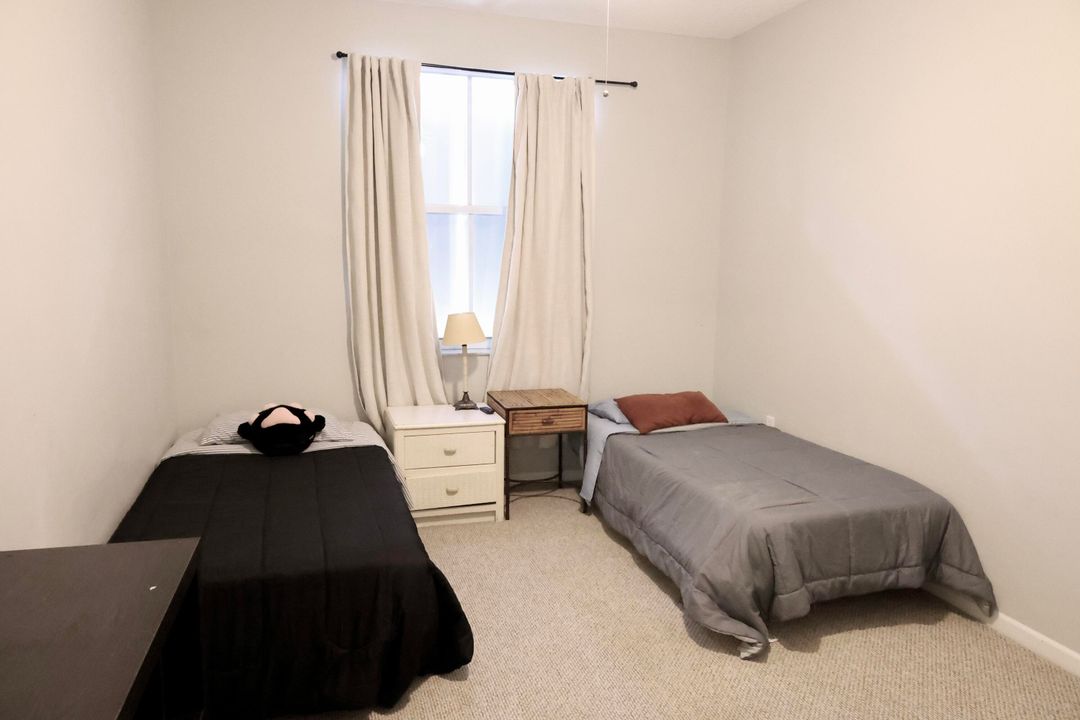 Под контрактом: $6,000 (3 спален, 2 ванн, 1200 Квадратных фут)