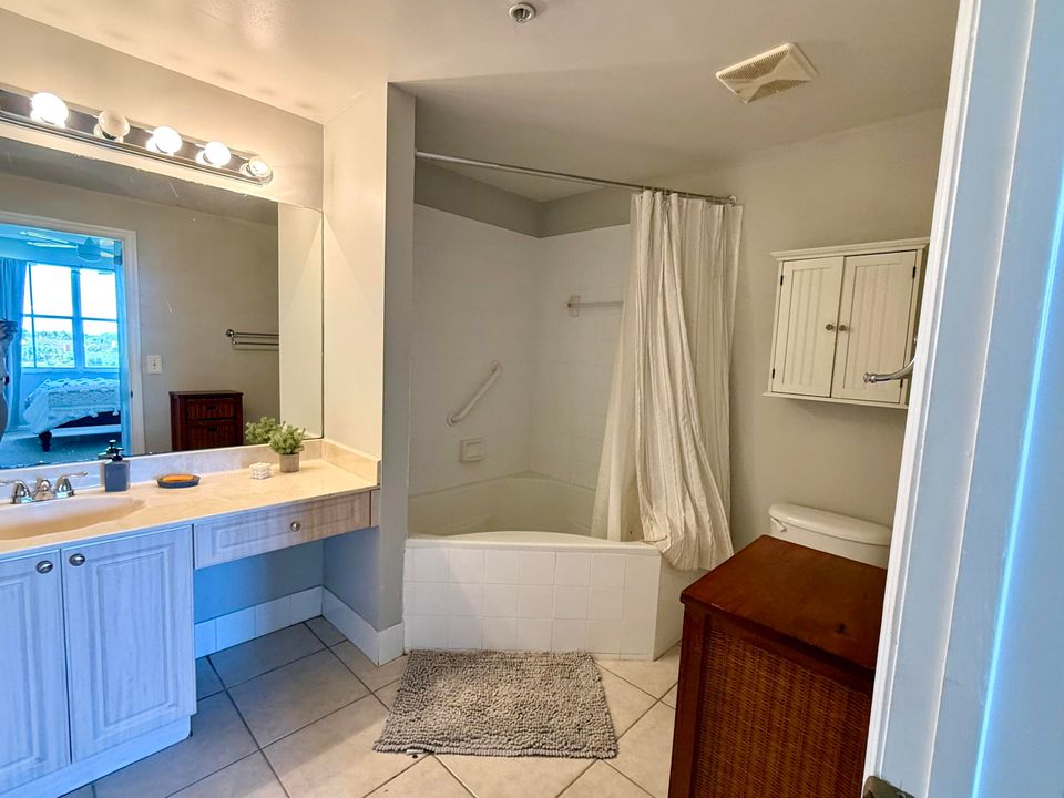 Под контрактом: $6,000 (3 спален, 2 ванн, 1200 Квадратных фут)