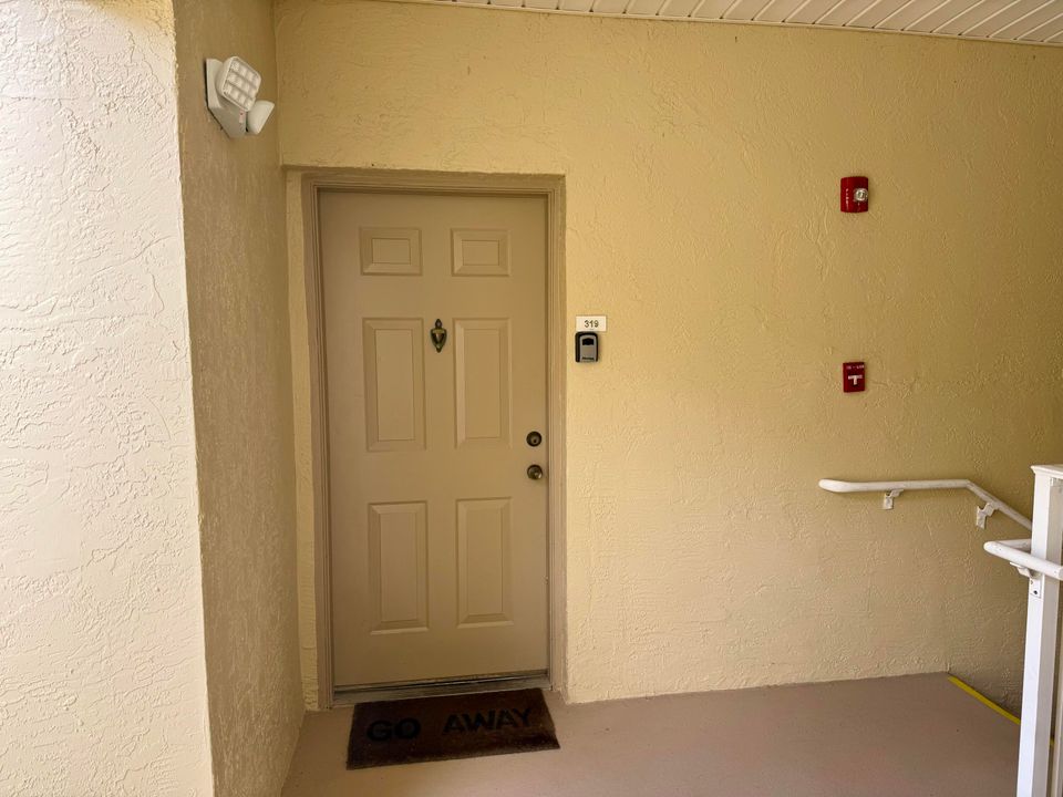 Под контрактом: $6,000 (3 спален, 2 ванн, 1200 Квадратных фут)