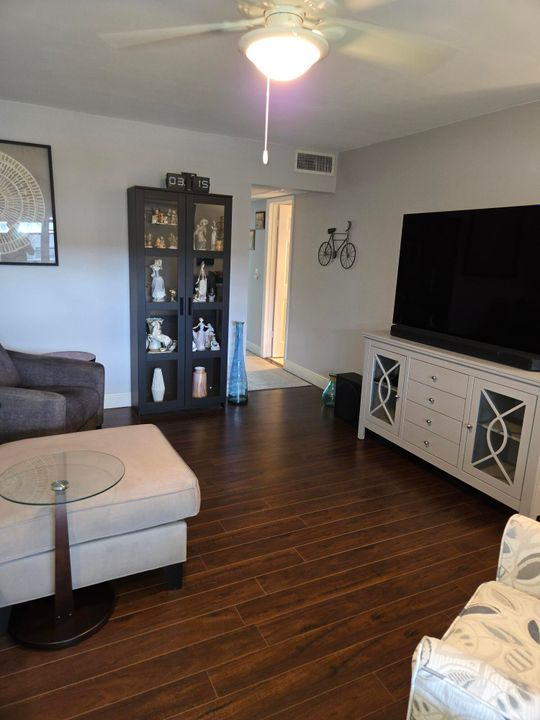 For Sale: $115,000 (2 beds, 1 baths, 798 Square Feet)