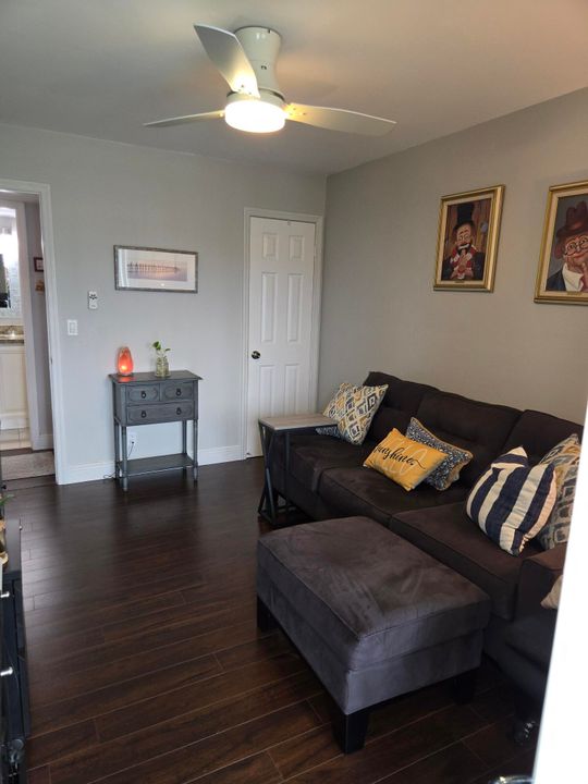 For Sale: $115,000 (2 beds, 1 baths, 798 Square Feet)