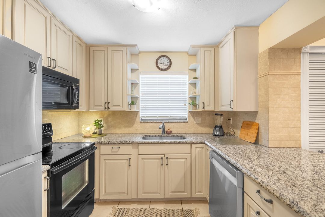 Active With Contract: $228,000 (2 beds, 2 baths, 1324 Square Feet)