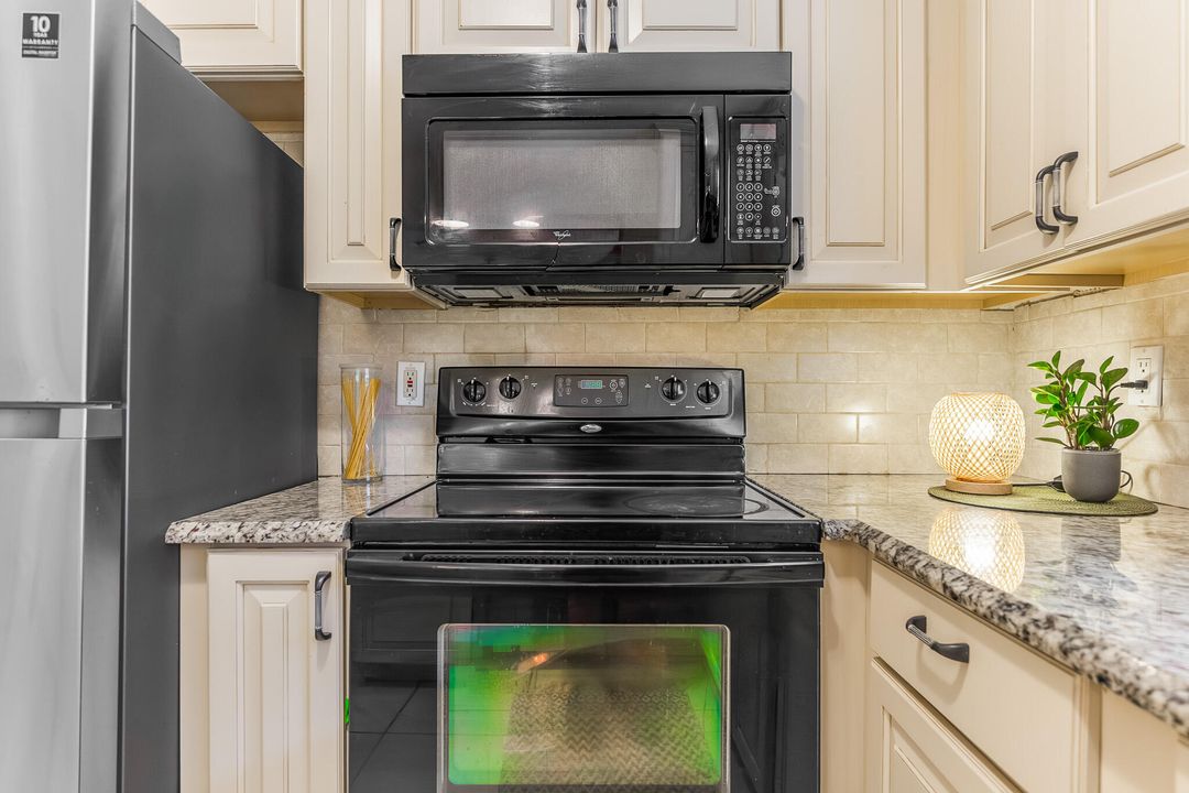 Active With Contract: $228,000 (2 beds, 2 baths, 1324 Square Feet)