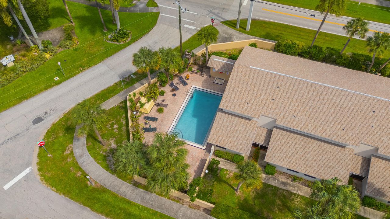 Active With Contract: $228,000 (2 beds, 2 baths, 1324 Square Feet)