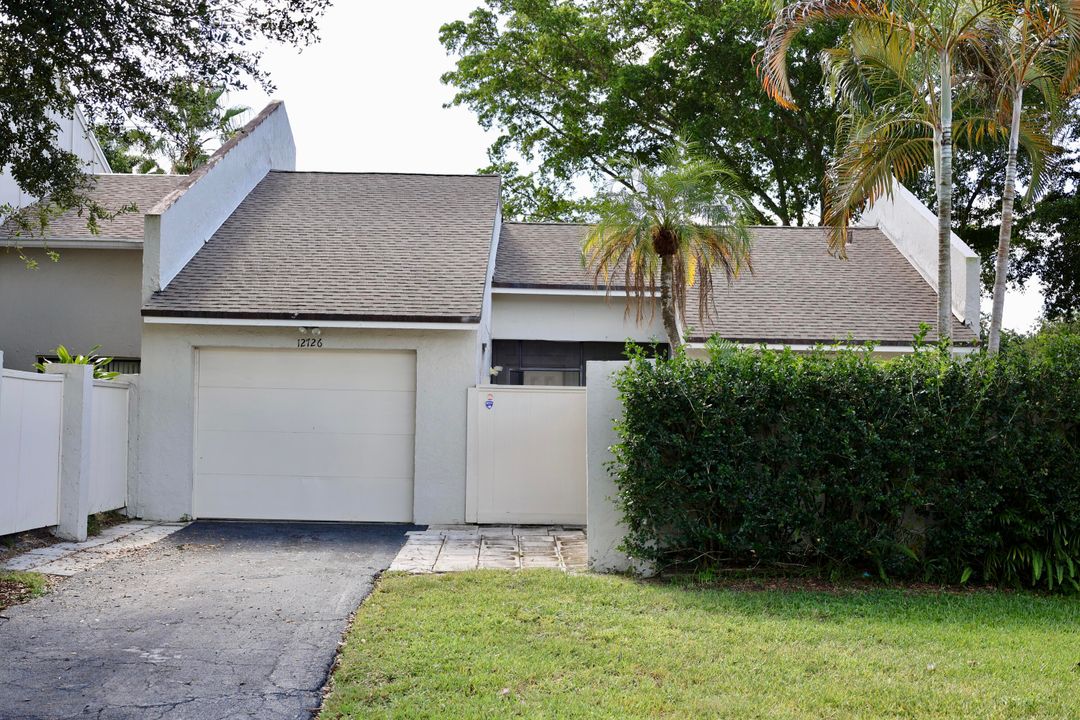 For Rent: $4,500 (2 beds, 1 baths, 907 Square Feet)